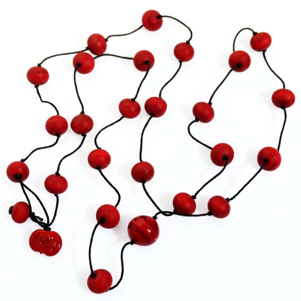 Collana Long versione Rosso ciliegia. Olimpia Aveta Design gioielli contemporanei in vetro di Murano