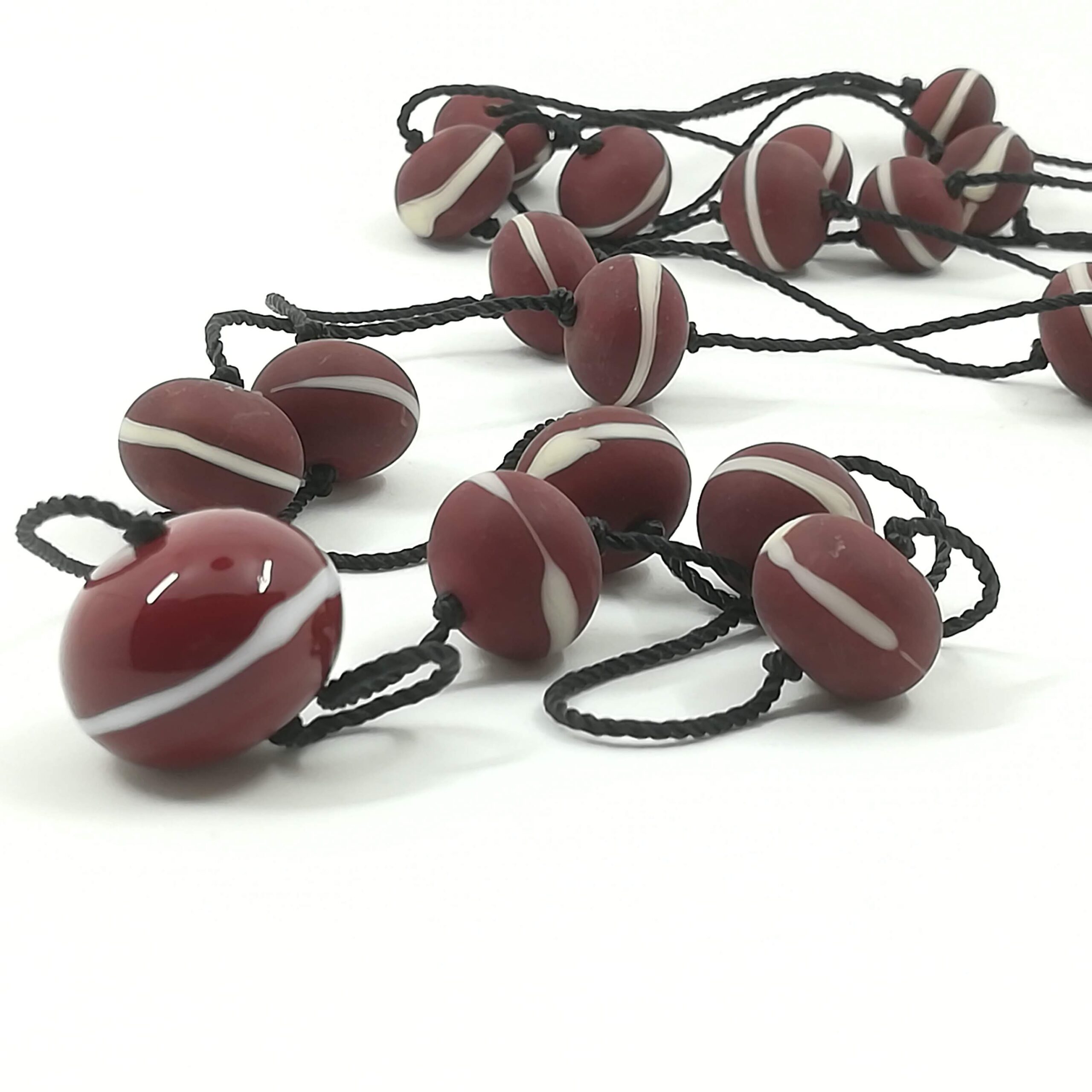 Collana Long Saturno rosso ciliegia e avorio, gioielli contemporanei in vetro di Murano