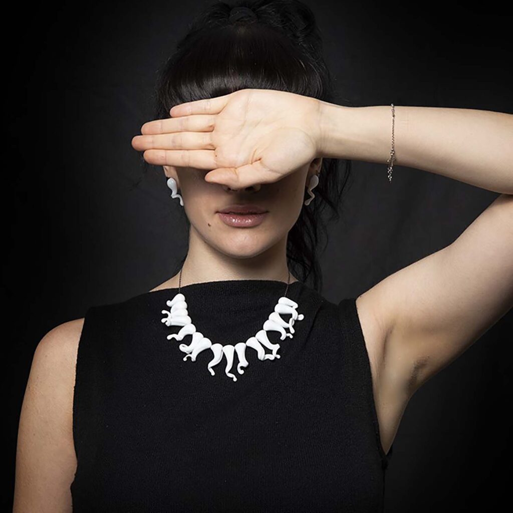 Collana Ricci Capricci Olimpia Aveta Design Gioielli contemporanei in vetro di Murano
