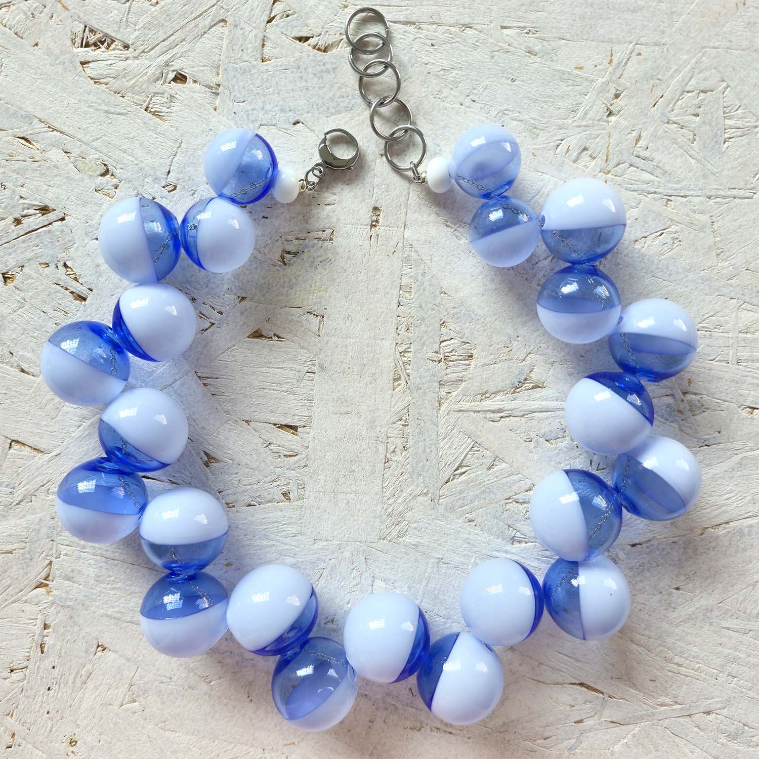 Collana ASTERIA in vetro soffiato incanta con le sue perle bicolore bianco e blu navy trasparente in vetro soffiato di murano.