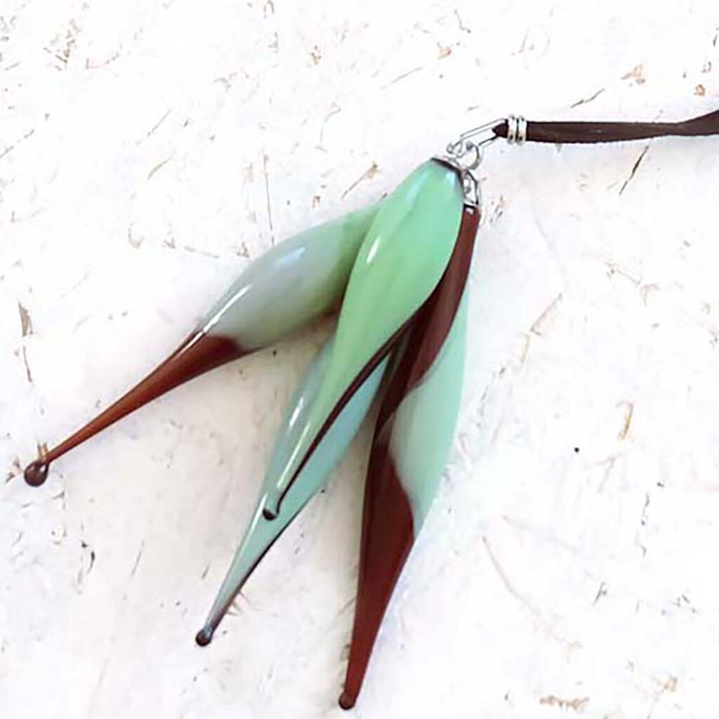 Collana con ciondolo Melange gocce Alcantara in vetro di Murano soffiato a mano con nastro in alcantara in tinta.