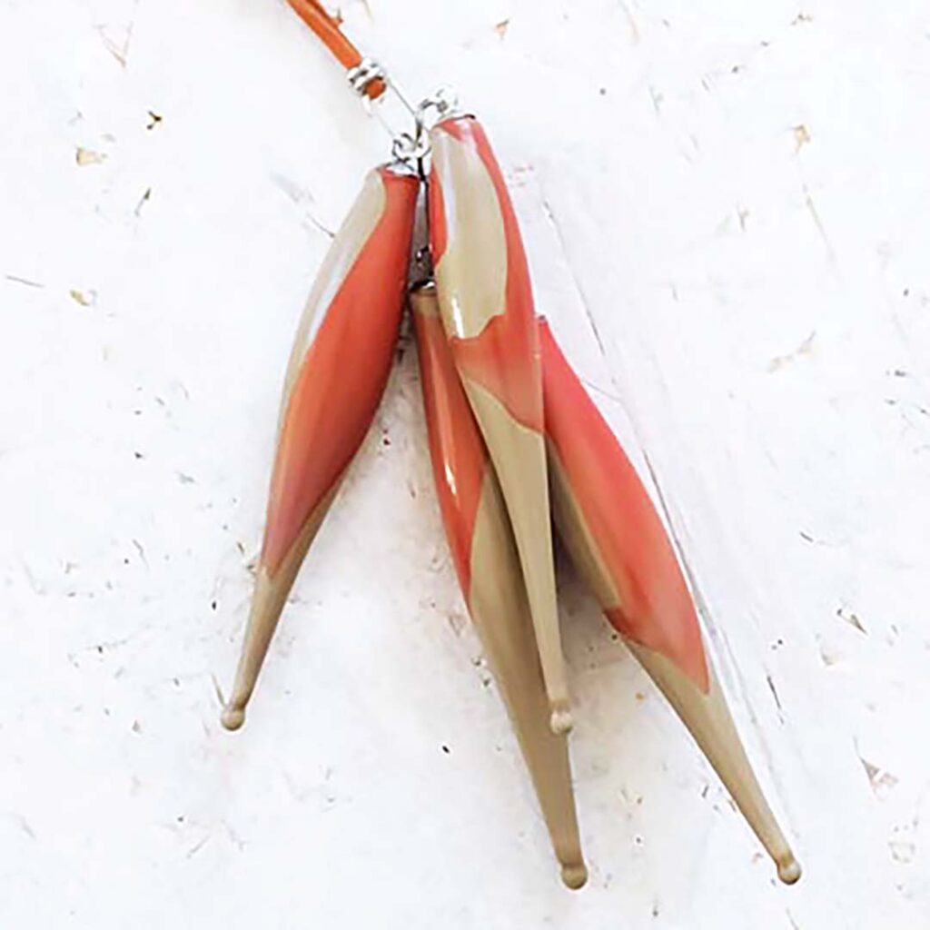 Collana con ciondolo Melange gocce Alcantara in vetro di Murano soffiato a mano con nastro in alcantara in tinta.