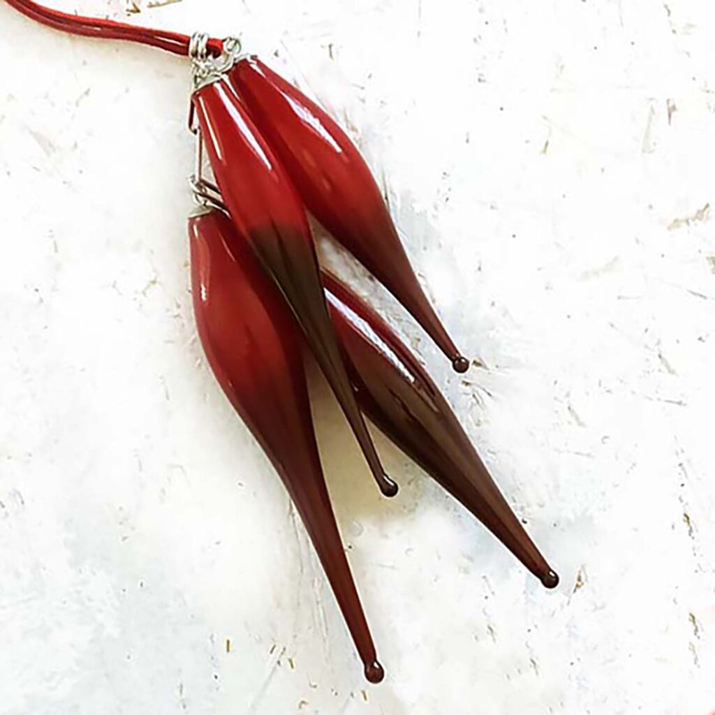 Collana con ciondolo Melange gocce Alcantara in vetro di Murano soffiato a mano con nastro in alcantara in tinta.