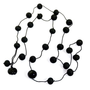 Collana Long versione Nera pastello. Satinata con particolari lucidi. Lunghezza 130 cm. Prezzo € 69,00 Collana Long versione Nera. Olimpia Aveta Design gioielli contemporanei in vetro di Murano