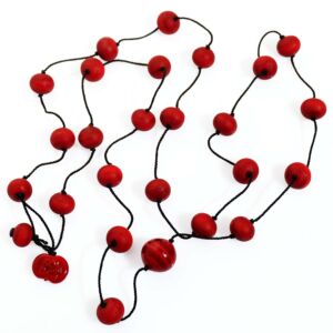 Collana Long versione Rosso ciliegia. Satinata con particolari lucidi. Lunghezza 130 cm. Prezzo € 69,00 Collana Long versione Rosso ciliegia. Olimpia Aveta Design gioielli contemporanei in vetro di Murano